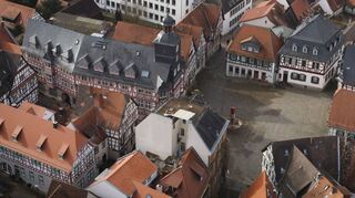 Ruhig liegt die Heppenheimer Altstadt da, aber politisch ist derzeit einiges in Bewegung. Geht es nach der Großen Koalition im Stadtparlament, sollen künftig auch die Bewohner des denkmalgeschützten Stadtkerns Solaranlagen an ihren Häusern anbringen dürfen.