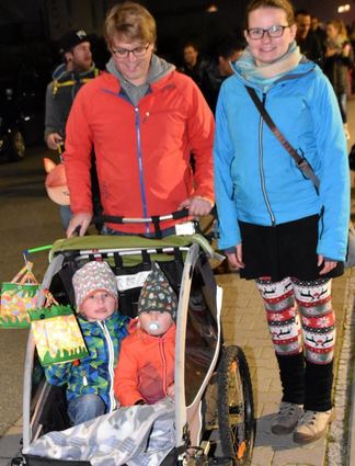 Am Martinsumzug des Mütter- und Familienzentrums beteiligten sich zahlreiche Familien, viele davon mit Kinderwagen. Der heilige Martin (Jasmin Fettel) führte auf seinem Pferd Velvet Storm den Martinszug vom Birkengarten bis zum Kindergarten des Mütter- und Familienzentrums in der Dieterswiese an.