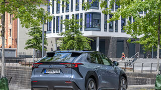 mid Groß-Gerau - Aufbauend auf einer speziell entwickelten E-Plattform fährt der Solterra mit einem kraftvollen Elektroantrieb vor.