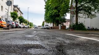 Die Rheinstraße kann zwischen Mosel- und Fabrikstraße saniert werden. Die Stadtverordnetenversammlung stimmte dem Vorhaben nun zu.