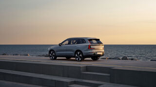 mid Groß-Gerau - Klare Kante: Volvo setzt mit dem neuen Elektro-SUV EX90 auch im Bereich der Oberklasse auf Umweltverträglichkeit.