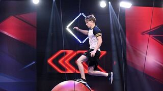 Die ersten Hindernisse nimmt Julian Lind im Final-Parcours von Ninja Warrior Germany mit Leichtigkeit.