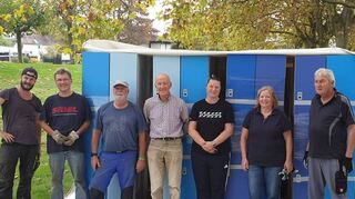 Es ist geschafft: Die Umkleidekabinen und Spinde, die der Schwimmbadverein Jugenheim im Schwimmbad Pfungstadt abgebaut hat, um damit die in die Jahre gekommene Jugenheimer Ausstattung zu ersetzen, sind nun auf dem Freibadgelände eingelagert worden.