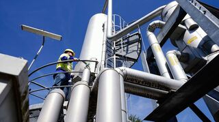 Ein Mitarbeiter steht auf dem Gelände eines Gasspeichers auf einer Absorber-Anlage in Frankenthal.