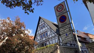 Am Eingang der Kellereigasse weisen Schilder darauf hin, wo und wann Parken erlaubt ist. Doch immer wieder werden diese übersehen – oder mit Absicht missachtet.