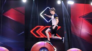 Die ersten Hindernisse nimmt Julian Lind im Final-Parcours von Ninja Warrior Germany mit Leichtigkeit.