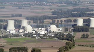 Eine Archiv-Luftaufnahme des Atomkraftwerks in Biblis. Nach dem Atomausstieg Deutschlands im Zuge der Fukushima-Katastrophe im Jahr 2011 wurde kurz danach auch das Kraftwerk Biblis stillgelegt. Seit 2017 wird das AKW in Südhessen abgerissen.