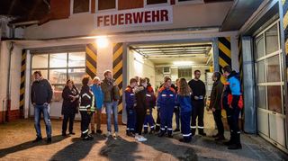 Mitglieder der CDU Lautertal schauten sich im Feuerwehrhaus in Lautern um.