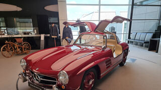 mid Sindelfingen - Mercedes-Benz 300 SL Coupe mit Flügeltüren. Wenn sich die beräderten Senioren mit lautem Motorenschnurren schon auf hunderte Meter ankündigen, schlagen die Herzen vieler Passanten höher.