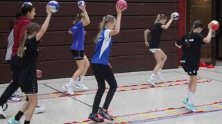 Auch Flames-Trainerin Heike Ahlgrimm (li.) leitete die Talente beim HLZ-Trainingscamp an.