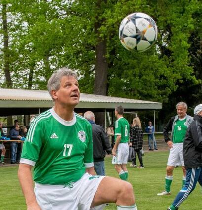Helmut Glanzner im Trikot der Fußball- Nationalmannschaft der Bürgermeister. Die WM in Katar wird von dem Team nicht unterstützt.