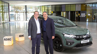 mid Groß-Gerau - Partnerschaft beim Autogas-Leasing besiegelt: Denis Le Vot, CEO Dacia (links) und Mahbod Asgari, Vorstand ADAC SE, neben dem Dacia Jogger.