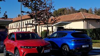 mid Madrid - Als rundherum runde Sache präsentiert sich der Tonale PHEV Q4 an der Ladesäule.