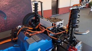 mid Madrid - Blau verkleidete Batterie und Benzintank liegen vor der elektrischen Hinterachse.
