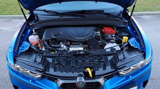 mid Madrid - Verbrenner und elektrische Hilfsaggregate füllen den Motorraum komplett aus.