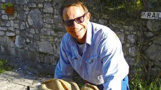 Flavio erntet in seinem Garten in Zignago di Brenzone Oliven.