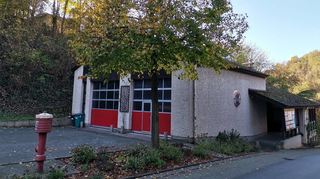 Die Fahrzeughalle des Feuerwehrgerätehauses in Hambach ist in die Jahre gekommen und soll schon bald einem Neubau weichen.