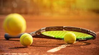 Dreimal aufschlagen darf der Ball beim Blindentennis, damit die Spieler diesen wahrnehmen können.