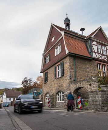 Aktuell befindet sich die Kita „Tatzelwurm“ in der Ortsmitte von Erbach. Der Neubau soll westlich der Mehrzweckhalle entstehen.