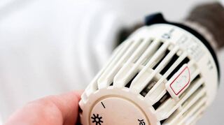 Wer die Raumtemperatur um ein Grad Celsius absenkt, kann bis zu sechs Prozent Heizkosten einsparen.