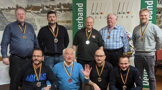Überraschend behauptete sich das Team des 1. Skatclub Dieburg mit dem Bensheimer Armin Ettling (vorn, 2.v.l.) beim Deutschen Skat-Städtepokal.