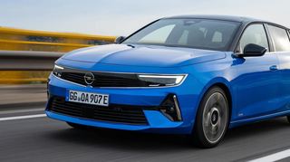 Erstmals gibt es den Astra Kombi auch als Hybrid. Die Karosserie erscheint sportlich-gestreckt, die Front entspricht der der Limousine.