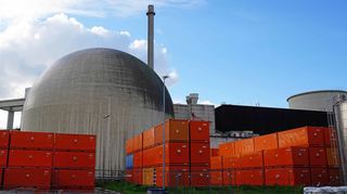 Im Kernkraftwerk Biblis sind die Abrissarbeiten voll im Gange. Überall stehen orangenen Container für das Abbruchmaterial bereit.