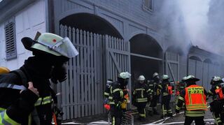Die Auerbacher Feuerwehr musste bei ihrer Inspektionsübung am Samstag einen „Brand“ in einer Scheune im Fürstenlager löschen.