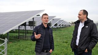 Benedikt Ramisch (l.) ist Referent für Erneuerbare Energien bei der GGEW AG, er informierte zusammen mit Dominik Rudolf, PR-Manager des Unternehmens, im Gespräch mit der BA-Redaktion über den Freiflächen-Solarpark.