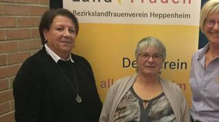 Klaudia Knaup (Mitte) wurde als Vorsitzende des Landfrauenvereins bestätigt. Unser Bild zeigt sie mit Annita Bauer und Liesel Kullak.