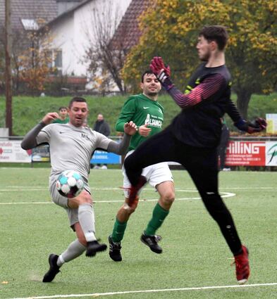 Gerade noch vor dem Fehlheimer Markus Schäfer (li.) kommt – beobachtet von Team-kamerad Philipp Höly – der Lindenfelser Keeper Noah Fiedler an den Ball.