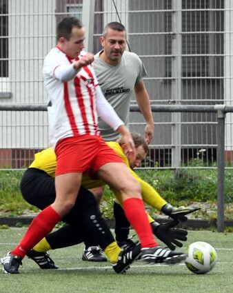 Zwingenbergs Torschütze Tobias Sattel (vorn) scheitert hier noch an SG-Torwart Daniel Degenhardt.