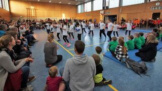 Das Frankfurter Breakdance- und Hip-Hop-Projekt „Wir bewegen Schule“ studierte mit den Zwingenberger Melibokusschülern in der Projektwoche verschiedene Choreografien ein – beim Schulfest zum Abschluss am Freitag boten die Kinder eine tolle Show mit starken Leistungen.