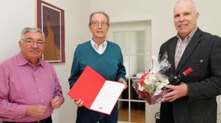 SPD-Vorsitzender Wolfgang Helfrich (links) und Lautertals Bürgermeister Andreas Heun (rechts) gratulierten Heinz Eichhorn zu seinem Parteijubiläum.
