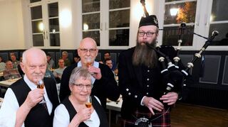 Der Verein Partnerschaft Tetbury hatte erneut zu einem Whisky-Tasting eingeladen – unser Bild zeigt (v.l.) Herbert und Christel Scheibler, die das Tasting moderierten, sowie Dieter Kirmse vom Vorstand des Vereins Partnerschaft Tetbury und Kai Kühne, der mit Dudelsack-Klängen unterhielt.
