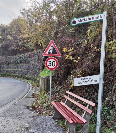 Hinter der Hambacher Christophorusschule wurde jetzt die Mitfahrerbank aufgestellt.