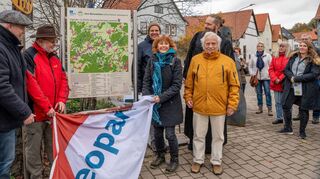 Bei der Einweihung des ersten digitalen Wanderwegs des Geo-Naturparks in Reichenbach (von links): Bürgermeister Andreas Heun, Joachim Bartl, Simone Meister, Jutta Weber, Albrecht Kaffenberger und Pfarrer Jan Scheunemann.