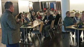 Vorsitzender Peter Kurfürst bei der Begrüßung der Helfer.