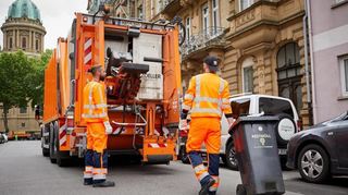 Müllfahrzeuge holen den Müll in Mannheim ab und bringen ihn zu den Recyclinghöfen.