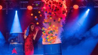 Eine wahrlich explosive Show erlebten die Besucher im Musiktheater Rex bei der Benefizveranstaltung „Xplosions“ des Rotary Clubs Bensheim-Südliche Bergstraße.