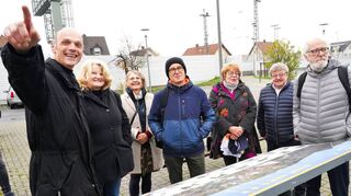 Die Spitzen der internationalen und nationalen Cittaslow-Ebene gemeinsam zu Gast in Zwingenberg – unser Bild entstand beim Stadtrundgang und zeigt (v.l.) Bürgermeister Holger Habich, Übersetzerin Alexandra Bertram, Marita Möllenkamp (Amt für Bodenmanagement), Cittaslow-Präsident Mauro Migliorini, die Zwingenberger Stadtverordnete Cora Bügenburg, Deidesheims Bürgermeister Manfred Dörr (Vorsitzender von Cittaslow Deutschland) und Cittaslow-Generalsekretär Pier Giorgio Oliveti.