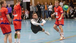 Artistisch kommt MSG-Spieler Alexander Glanzner beim Auswärtsspiel in Groß-Rohrheim zum Wurf; Lorsch/Einhausen verlor 17:22 und hofft jetzt auf einen Heimsieg gegen Arheilgen.