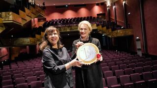 Bensheim, Parktheater, Übergabe Sparkassen-Spende an Kunstfreunde Bensheim von Birgit Kissel (links), Mitglied Vorstand Sparkasse Bensheim. an Anne Dingler,  Vorsitzende Kunstfreunde, 17.11.2022; Foto: Thomas Zelinger.