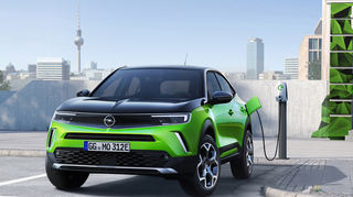 mid Groß-Gerau - Opel Mokka-e an der Stromquelle: Die Batterie lässt sich an einer Gleichstrom-Säule mit bis zu 100 kW mit Energie versorgen.