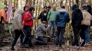Nachwuchskräfte der Baumarkt-Kette Bauhaus waren im Wald unterwegs um Bäume zu pflanzen und mehr über den Wald zu erfahren.