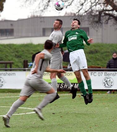 Weil der eigene Rasenplatz saniert wird, bestritt der VfR Fehlheim II am vergangenen Sonntag sein Heimspiel gegen den SV Lindenfels im Bensheimer Weiherhausstadion an – hier ein Kopfballduell zwischen Markus Schäfer (VfR/li.) und Philipp Höly (SVL/re.). Am kommenden Sonntag muss das Team von Trainer Marco John an gleicher Stelle gegen den FC 07 Bensheim II ran.