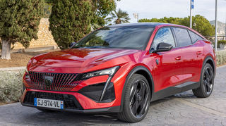 mid Barcelona - Bereit zur ersten Ausfahrt mit dem neuen Peugeot 408 Plug-in-Hybrid.