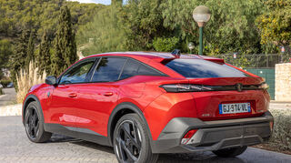 mid Barcelona - Unterfahrschutz wie ein SUV und eine ordentliche Bodenfreiheit bietet der Peugeot 408.