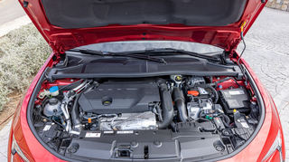mid Barcelona - Das Herzstück des 408 PHEV 225, der 1,6 Liter 4-Zylinder zusammen mit dem Elektromotor an der Vorderachse.