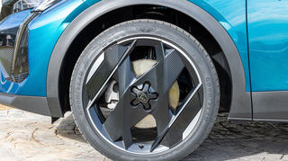 mid Barcelona - Die 20 Zoll Leichtmetall-Aerofelgen sind die größtmögliche Option, minimal sind es 17-Zöller am Peugeot 408.